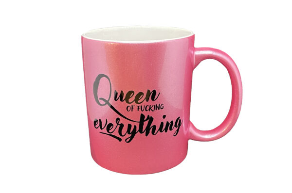 Rosa glitterkopp med teksten Queen of fucking everything