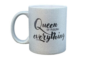 Glitterkopp i sølv med teksten "Queen of fucking everything"