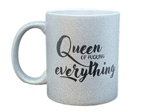 Glitterkopp i sølv med teksten "Queen of fucking everything"